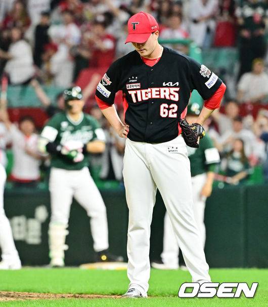 [OSEN=인천, 박준형 기자] 21일 오후 인천 SSG랜더스필드에서 ‘2025 신한 SOL BANK KBO리그’ SSG 랜더스와 KIA 타이거즈의 경기가 진행됐다.이날 SSG는 김광현을, KIA는 양현종을 선발투수로 내세웠다.9회말 1사 1,2루 SSG 한유섬에게 동점 적시타를 허용한 KIA 정해영 투수가 아쉬워하고 있다.   2025.06.21 / soul1014@osen.co.kr
