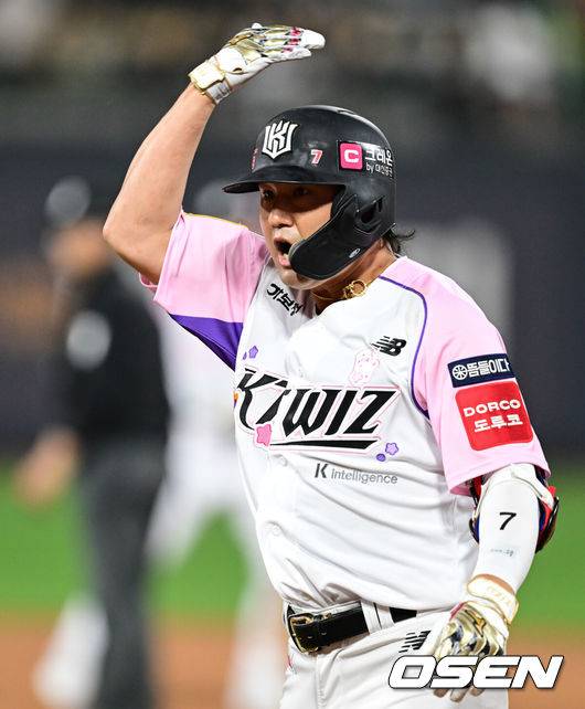 [OSEN=수원, 조은정 기자]21일 오후 수원 KT위즈파크에서 2025 신한 SOL Bank KBO리그 KT 위즈와 NC 다이노스의 경기가 열렸다.이날 홈팀 KT의 선발투수는 오원석, 방문팀 NC는 목지훈이 나선다.8회말 1사 만루 KT 김상수가 역전 2타점 적시타를 날리고 있다. 2025.06.21 /cej@osen.co.kr