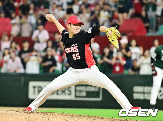 [OSEN=인천, 박준형 기자] 21일 오후 인천 SSG랜더스필드에서 ‘2025 신한 SOL BANK KBO리그’ SSG 랜더스와 KIA 타이거즈의 경기가 진행됐다.이날 SSG는 김광현을, KIA는 양현종을 선발투수로 내세웠다.9회말 KIA 성영탁 투수가 역투하고 있다.   2025.06.21 / soul1014@osen.co.kr