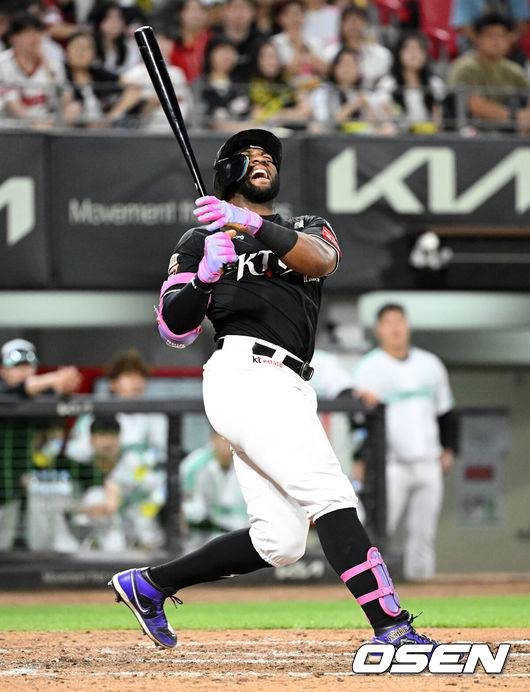 [OSEN=광주, 이대선 기자] 19일 오후 광주-기아 챔피언스필드에서 2025 신한 SOL Bank KBO리그 KIA 타이거즈와 KT 위즈의 경기가 열렸다.KIA는 올러, KT는 배제성을 선발 투수로 내세웠다.5회초 2사 1,2루에서 KT 로하스가 삼진으로 물러나고 있다. 2025.06.19 /sunday@osen.co.kr