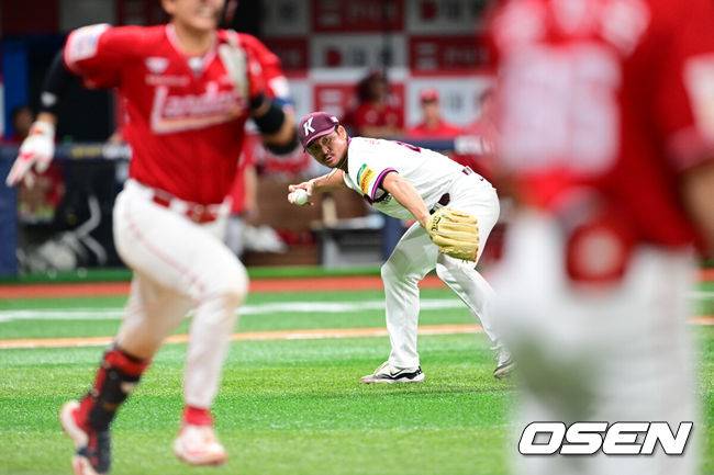 [OSEN=고척, 조은정 기자]19일 서울 고척스카이돔에서 ‘2025 신한 SOL Bank KBO리그’ 키움 히어로즈와 SSG 랜더스의 경기가 열렸다.홈팀 키움은 박주성, 방문팀 SSG는 박시후를 선발로 내세웠다.키움 원종현이 8회초 2사 1루에서 SSG 조형우 타구에 맞은 뒤 1루로 송구, 아웃 처리하고 있다. 2025.06.19 /cej@osen.co.kr