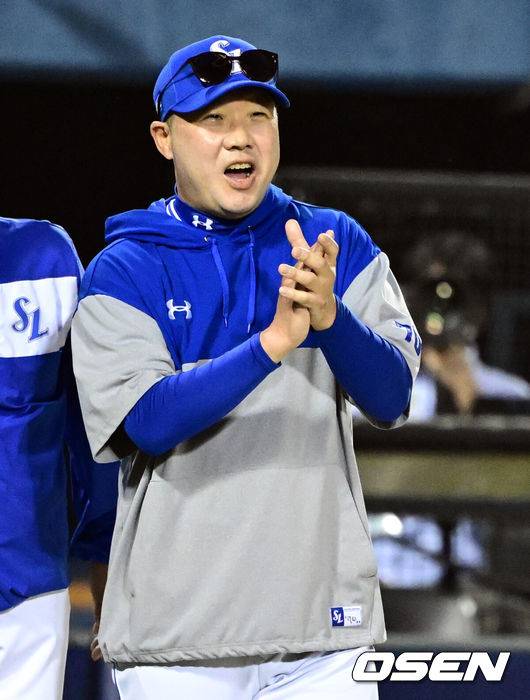 [OSEN=잠실, 조은정 기자]프로야구&nbsp;삼성 라이온즈가 7연승을 질주했다. LG 트윈스는 올 시즌 처음으로 스윕패를 당했다.&nbsp;삼성은&nbsp;1일 서울 잠실구장에서 열린 2025 KBO리그&nbsp;LG와 시즌 9차전 맞대결에서 6-4 재역전승을 거뒀다. 삼성은 KT 위즈를 반 경기 차이로 제치고 4위로 올라섰다.&nbsp;삼성 박진만 감독이 승리를 기뻐하고 있다. 2025.06.01 /cej@osen.co.kr