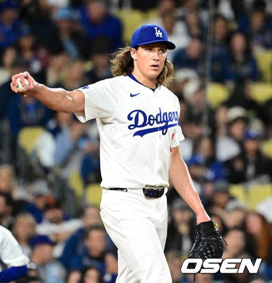 [OSEN=다저스타디움(LA 미국 캘리포니아주), 지형준 기자] 4일(한국시간) 미국 캘리포니아주 로스앤젤레스 다저스타디움에서 2024 메이저리그 LA 다저스와 샌프란시스코 자이언츠의 경기가 열렸다. 이날 1번 중견수로 선발 출장하는 이정후는 올 시즌 6경기 타율 2할9푼2리(24타수 7안타) 1홈런 4타점 1득점 OPS .762를 기록하며 좋은 출발을 하고 있다. 지난 3일 경기에서는 첫 4타석에서 모두 안타를 때려내지 못했지만 마지막 타석에서 안타를 때려내며 2경기 연속 안타와 6경기 연속 출루 기록을 이어갔다.&nbsp; 6회초 1사에서 LA 다저스 타일러 글래스나우가 웨이드에게 볼넷을 허용하고 있다. 2024.04.04 /jpnews@osen.co.kr