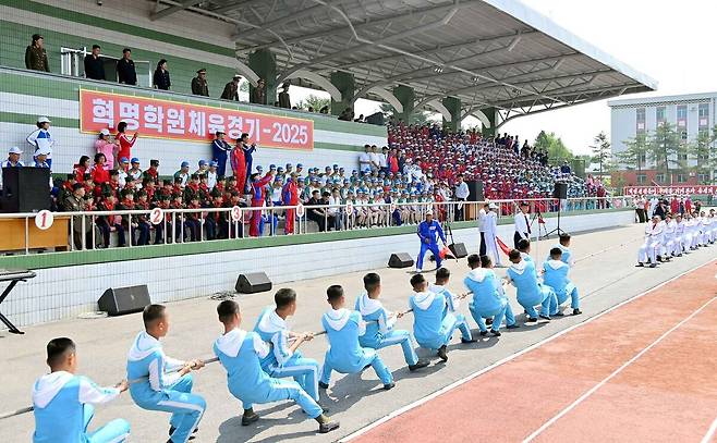 북한 노동당 기관지 노동신문은 20일 "혁명학원 체육경기-2025가 만경대 혁명학원에서 지난 17~18일 진행됐다"라고&nbsp;보도했다. 사진제공 평양 노동신문=뉴스1