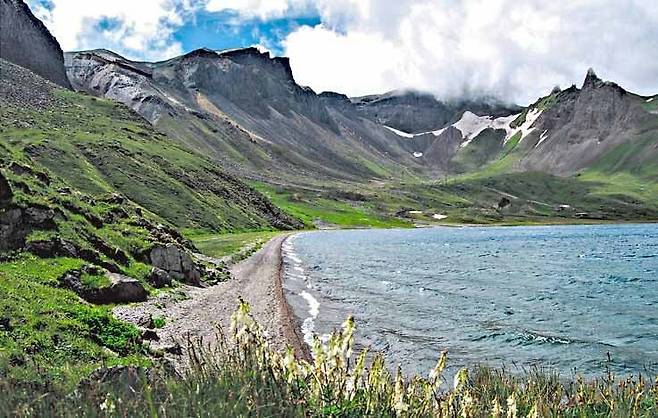 북한 노동당 기관지 노동신문은 19일 "백두산 천지는 천년기대분출 후에 화산체가 함몰돼 생긴 분화구에 물이 채워져 형성된 곳"이라면서 세계지질공원 백두산지구를 조명했다. 사진제공 평양 노동신문=뉴스1
