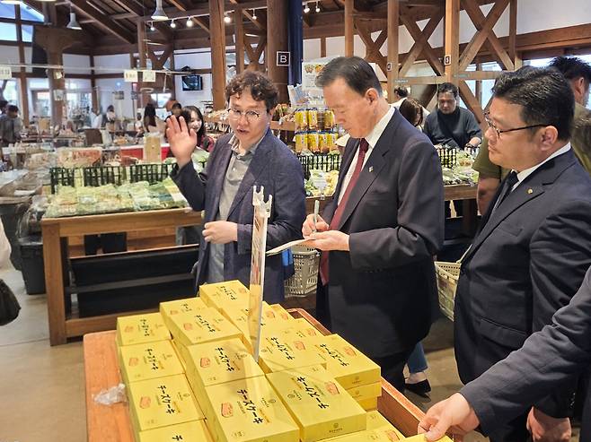 한국농수산식품유통공사(aT)&nbsp;홍문표&nbsp;사장(가운데)과 윤상영 일본지역본부장(오른쪽), 윤기확 가와바코리아 대표가 지난 19일 일본 군마현 가와바무라의 가와바 전원플라자를 둘러보고 있다. aT 제공&nbsp;