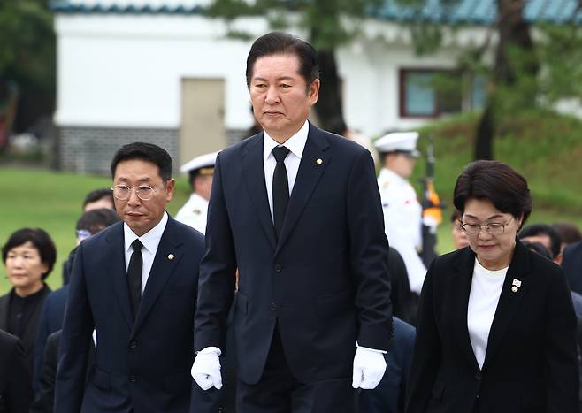 더불어민주당 당대표 출마를 선언한 정청래 의원이 16일 오전 서울 동작구 국립서울현충원에서 현충탑에 참배하기 위해 이동하고 있다. 뉴스1