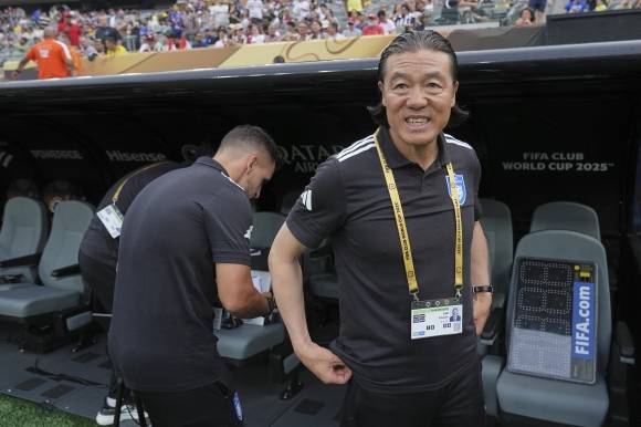 김판곤 울산 HD 감독이 22일(한국시간) 미국 뉴저지주 이스트 러더퍼드의 메트라이프 스타디움에서 열린 2025 국제축구연맹(FIFA) 클럽월드컵 조별리그 F조 플루미넨시와의 2차전을 앞두고 선수들을 바라보고 있다. AP 연합뉴스