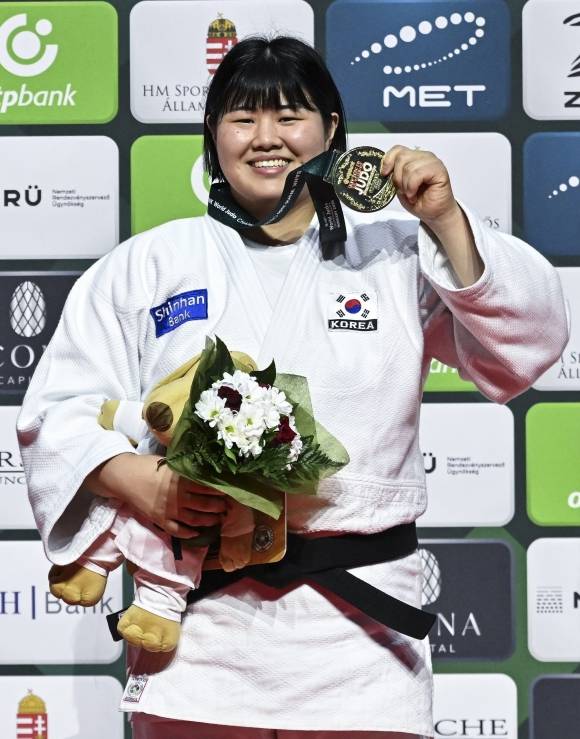 유도 김하윤, 세계선수권 여자 78㎏+급 금메달 - 김하윤(세계 5위)이 20일(한국시간) 헝가리 부다페스트의 퍼프 라슬로 부다페스트 스포츠 아레나에서 열린 2025 국제유도연맹(IJF) 세계선수권대회 여자 78㎏ 이상급 정상에 올라 시상대에서 금메달을 들고 포즈를 취하고 있다. 김하윤은 결승에서 아라이 마오(7위·일본)를 반칙승으로 꺾고 한국 여자 중량급으로는 34년 만에 이 대회 정상에 올랐다. 2025.06.20. 부다페스트 AP 뉴시스