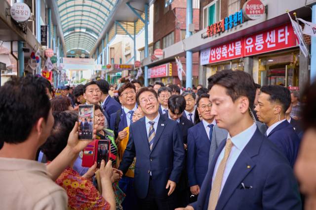 이재명 대통령이 지난 20일 울산 알프스 시장을 방문해 시장 상인들과 만나 눈 인사를 하고 있다. 사진제공=대통령실