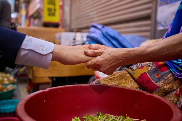 대통령실은 이재명 대통령이 20일 울산 언양알프스시장을 방문한 모습을 21일 SNS에 공개했다. 사진제공=대통령 SNS