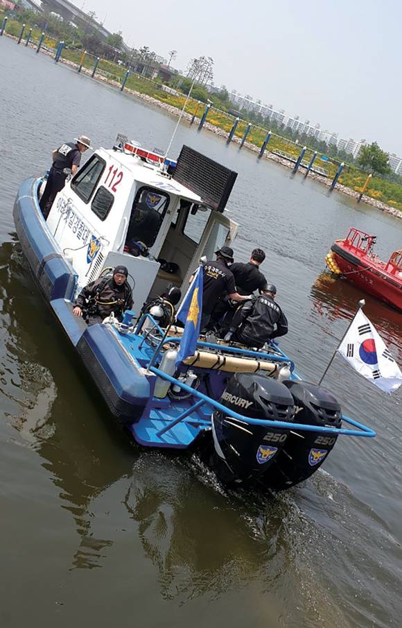 2020년 6월7일 아라뱃길에서 시신이 발견되자 경찰이 수색에 나서고 있다. ⓒ연합뉴스