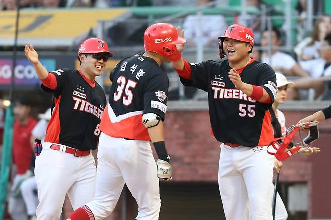 KIA 김석환(35번)은 22일 인천 SSG와 원정경기에서 8회초 대타로 출전해 결승 2점 홈런을 터트려 팀 6연승에 보탬이 됐다. 사진제공｜KIA 타이거즈