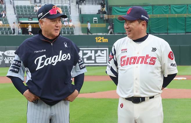 김경문 한화 감독(왼쪽)과 김태형 롯데 감독. 연합뉴스.