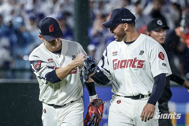 주먹을 맞대는 감보아. 롯데 자이언츠 제공