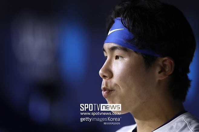 ▲ 마이클 콘포토에게 밀려 두 경기 연속 벤치에 앉게 된 김혜성.