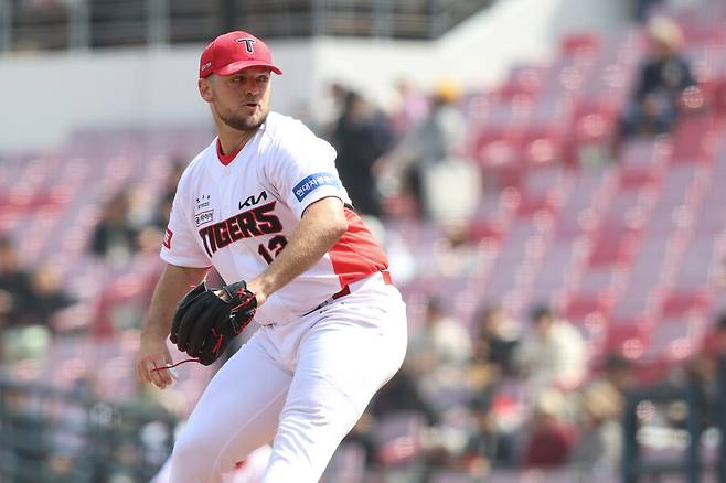 ▲ 팔꿈치 수술 재활을 마치고 본격적인 메이저리그 복귀 도전에 들어간 윌 크로우 ⓒKIA타이거즈