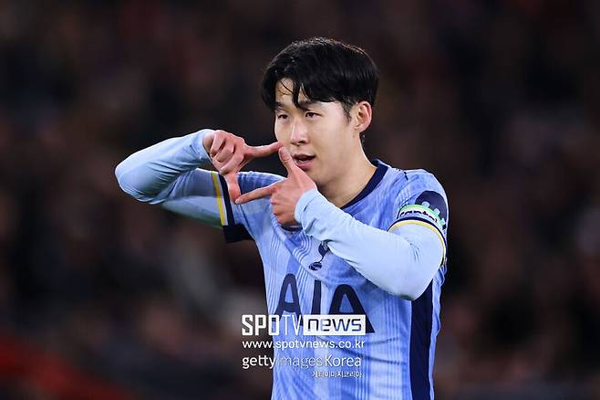 ▲ 손흥민이 토트넘의 미래 자원까지 확보해줄 수 있다. 지난 2015년 토트넘 유니폼을 입은 뒤 지금까지 항상 구단의 현재를 대표했던 인물이다. 10년 동안 총 398경기에 출전해 160골 이상을 기록, 아시아 선수로는 유례없는 커리어를 쌓았다. 프리미어리그 득점왕, FIFA 푸스카스상, 프리미어리그 이달의 선수 등 수많은 영예를 안으며 팀의 간판이자 프리미어리그 대표 공격수로 군림했다.