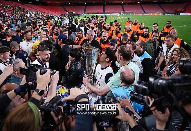 ▲ 토트넘은 이제 세대교체를 원한다. 유로파리그 우승으로 한 챕터를 마무리했다는 시선이 강하다. 그래서 우승 감독인 엔제 포스테코글루 감독도 경질하고, 토마스 프랭크 감독을 선임했다. 새로운 사령탑에게 이전의 영광을 뒤로하고 자신만의 색채를 스며들게 만들어야 할 임무를 부여했다. 이럴 경우 직전 체제의 간판을 정리하는 것이 일반적이다.