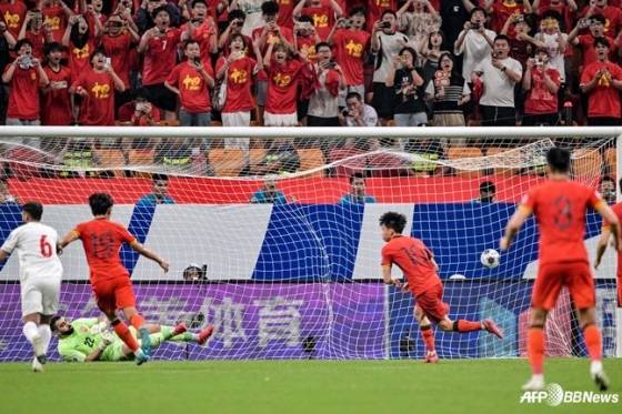 왕위동(가운데)이 중국 충칭의 롱싱 축구 경기장에서 열린 2026 국제축구연맹(FIFA) 북중미월드컵 3차 예선 최종전 후반 추가시간 시도한 페널티킥이 바레인의 골망을 가르고 있다. /AFPBBNews=뉴스1