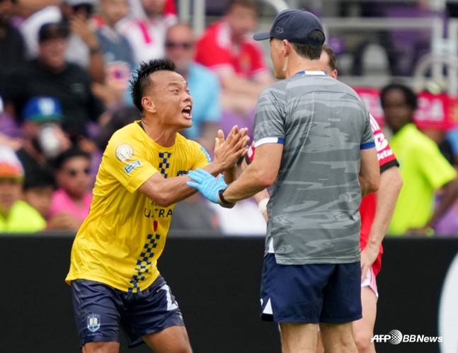 오클랜드 시티 소속 저우 통이 메디컬 스태프에게 호소하고 있다. /AFPBBNews=뉴스1