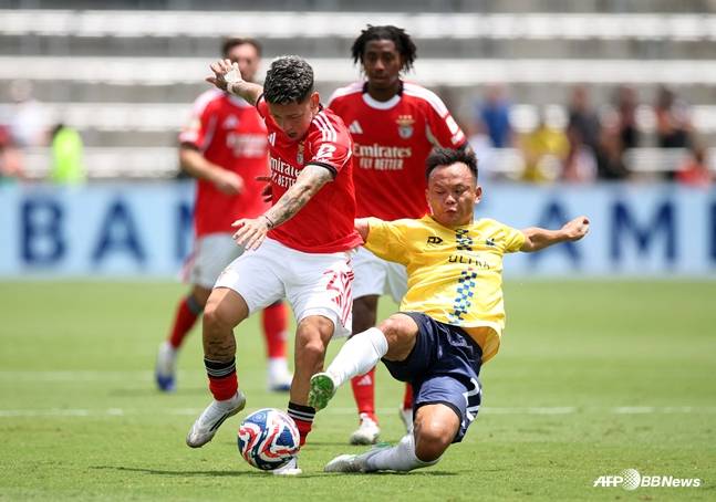 저우 통이 벤피카 선수들을 상대로 경합을 펼치고 있다. /AFPBBNews=뉴스1