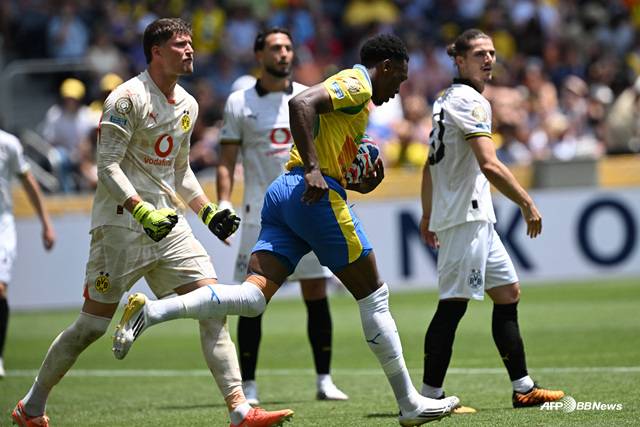 만회골을 넣은 마멜로디 선다운스 레보 모티바가 경기를 빠르게 진행시키기 위해 공을 하프라인으로 가져가고 있다. /AFPBBNews=뉴스1