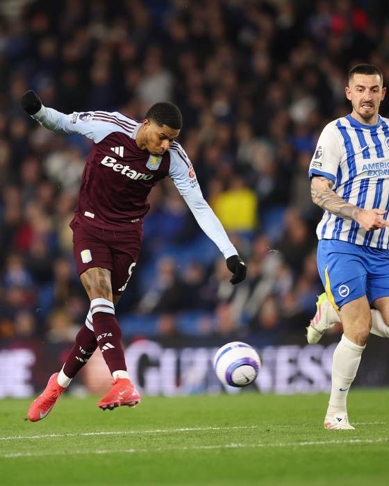 아스톤 빌라로 임대 이적한 마커스 래시포드(왼쪽)가 오른발 슈팅을 날리고 있다. /사진=아스톤 빌라 공식 사회관계망서비스(SNS)