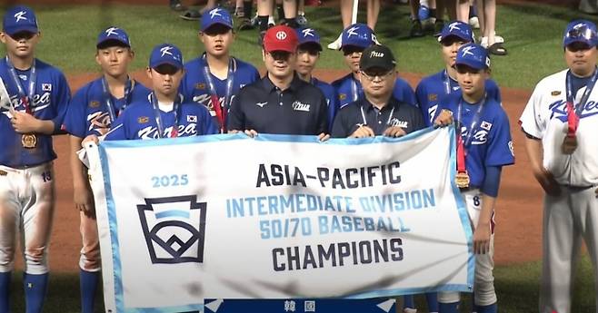 정인석 감독이 이끄는 한국 리틀야구 인터미디어트 대표팀이 21일(한국시간) 2025 세계리틀야구 아시아-퍼시픽&중동지역대회에서 우승하고 기념사진을 찍고 있다. /사진=한국리틀야구연맹 제공