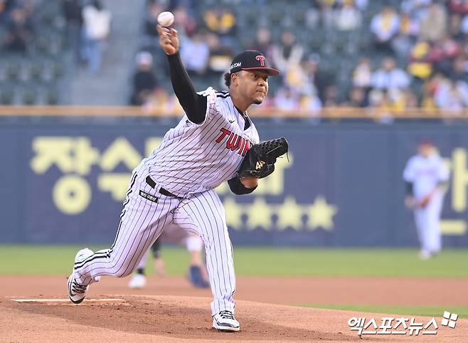 LG 트윈스 외국인 투수 엘리에이저 에르난데스가 21일 서울 잠실야구장에서 열린 2025 신한 SOL Bank KBO리그 두산 베어스와의 팀 간 7차전에 선발등판, 4이닝 5피안타 2볼넷 4탈삼진 4실점으로 부진했다. 사진 엑스포츠뉴스 DB