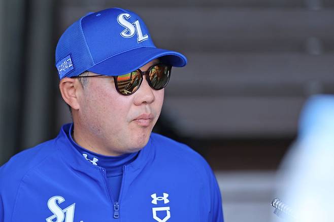 삼성 라이온즈 박진만 감독이 올해 정규시즌 경기를 앞두고 그라운드를 바라보고 있다. 박진만 감독은 21일 부산 사직야구장에서 롯데 자이언츠와의 경기를 앞두고 하루 전 게임에서 발생한 여러 상황에 관해 작심 발언을 했다. 삼성 라이온즈