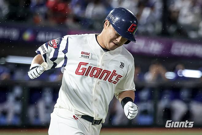 롯데 자이언츠 정훈이 지난 20일 부산 사직야구장에서 열린 삼성 라이온즈전에서 홈런을 친 뒤 기뻐하고 있다. 롯데 자이언츠