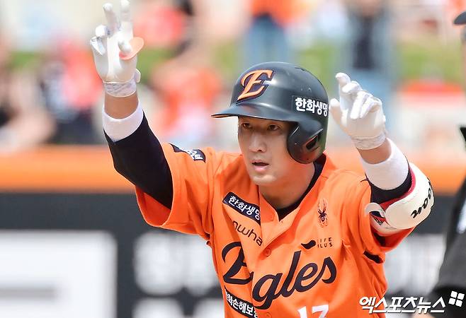 17일 오후 대전 한화생명 볼파크에서 열린 '2025 신한 SOL Bank KBO리그' SSG 랜더스와 한화 이글스의 더블헤더 1차전 경기, 4회초 1사 1루 한화 최재훈이 1타점 2루타를 날린 후 기뻐하고 있다. 엑스포츠뉴스DB