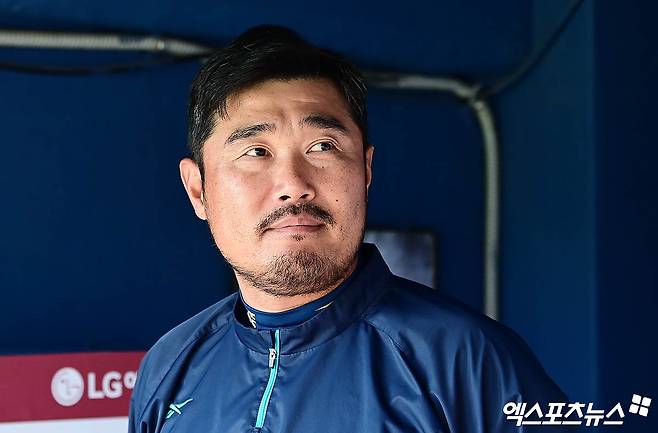 18일 오후 서울 송파구 잠실야구장에서 열리는 '신한 SOL Bank KBO리그' NC 다이노스와 LG 트윈스의 경기에 앞서 NC 이호준 감독이 더그아웃서 선수들의 훈련을 지켜보고 있다. 엑스포츠뉴스 DB