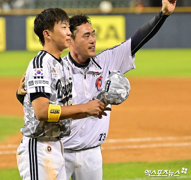 두산 베어스 외야수 김민석(왼쪽)이 지난 5일 잠실 KIA 타이거즈전에서 끝내기 안타를 기록한 뒤 조성환 감독 대행과 기뻐하는 모습. 사진 엑스포츠뉴스 DB