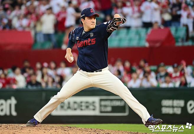 롯데 자이언츠 마무리투수 김원중이 올해 정규시즌 경기에 구원 등판해 투구하고 있다. 엑스포츠뉴스 DB
