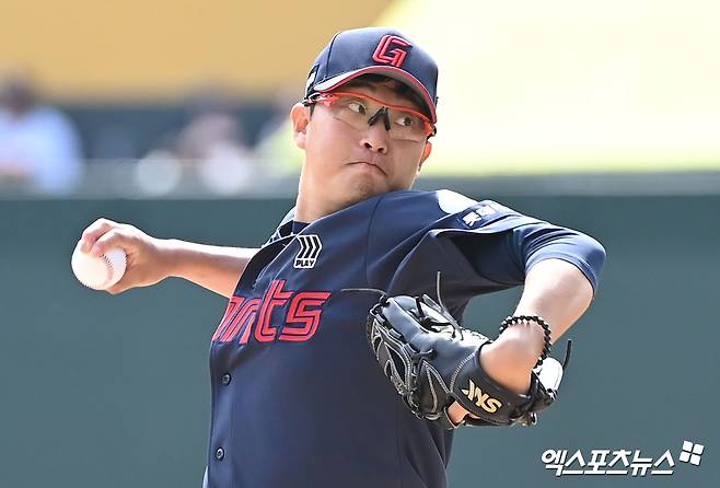 롯데 자이언츠 선발투수 박세웅이 올해 정규시즌 경기에 선발 등판해 역투하고 있다. 엑스포츠뉴스 DB