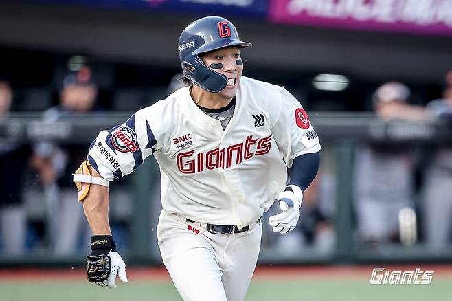 롯데 자이언츠 외야수 김동혁이 올해 정규시즌 경기에서 안타를 친 뒤 1루로 달려 나가고 있다. 롯데 자이언츠