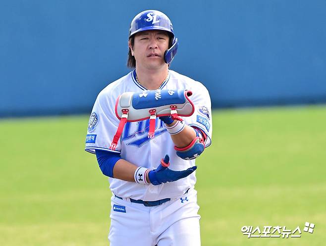 삼성 라이온즈 포수 강민호가 올해 경기에 출전해 타격 후 장비를 정리하고 있다. 엑스포츠뉴스 DB