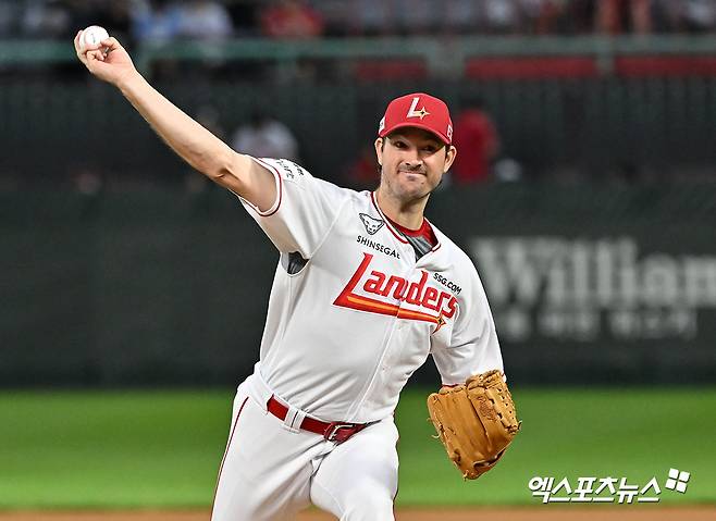 30일 오후 인천SSG랜더스필드에서 열린 '2024 신한 SOL Bank KBO리그' 키움 히어로즈와 SSG 랜더스의 경기, 1회초 SSG 선발투수 앤더슨이 공을 힘차게 던지고 있다. 엑스포츠뉴스 DB