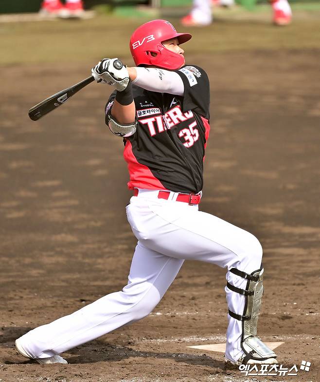 22일 오후 일본 오키나와 코자 신킨 스타디움에서 열린 KIA 타이거즈와 히로시마 도요카프의 연습경기, 8회초 무사 1루 KIA 김석환이 투런 홈런을 날리고 있다. 엑스포츠뉴스 DB