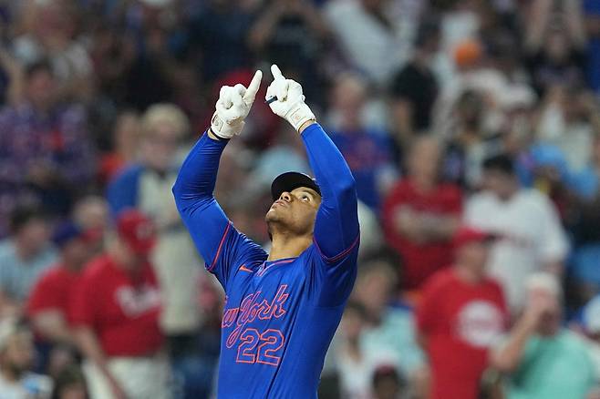 22일 미국 펜실베이니아주 필라델피아의 시티즌스뱅크파크에서 열린 2025 미국프로야구 메이저리그(MLB) 뉴욕 메츠와 필라델피아 필리스의 경기, 메츠가 11:4로 승리하면서 7연패를 끊었다. 5회초 2사 메츠 소토가 홈런을 친 뒤 그라운드를 돌고 있다. AFP 연합뉴스