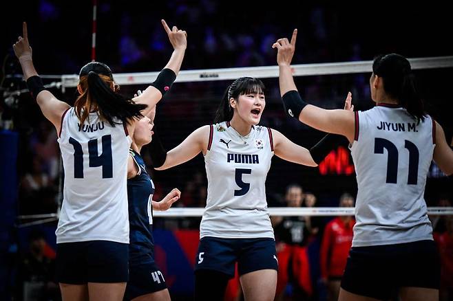 득점 후 기뻐하는 이주아(중앙 5번) [FIVB 홈페이지 캡처. 재판매 및 DB 금지]