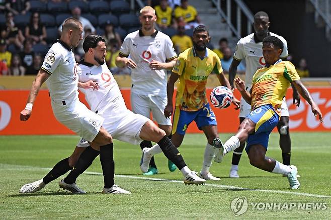 경합하는 양팀 선수들 [AFP=연합뉴스. 재판매 및 DB금지]