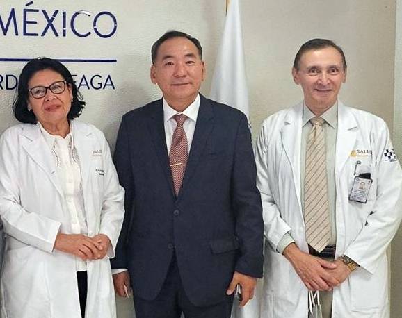 멕시코 헤네랄 병원 찾은 강덕수 '사랑의 손길' 회장(가운데) ['사랑의 손길' 제공. 재판매 및 DB 금지]