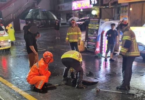 부산 연제구 맨홀 뚜껑 사고 현장 [부산소방본부 제공. 재판매 및 DB 금지]