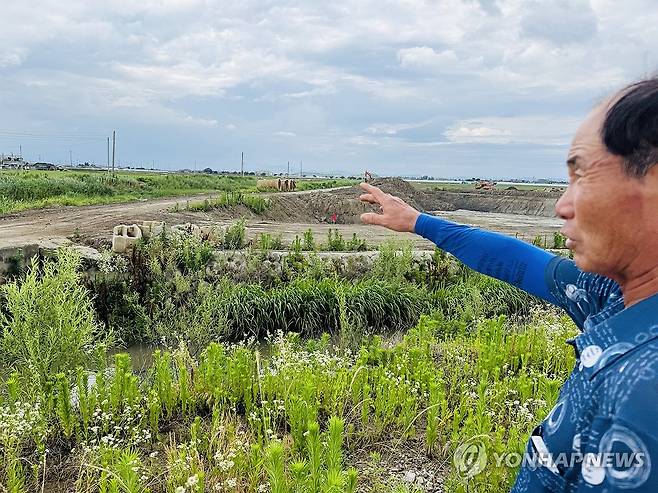 익산 용동면 하천정비사업 현장 (익산=연합뉴스) 김진방 기자 = 19일 전북 익산시 용동면 대조천 인근 하천정비사업 현장에서 대조마을 이장 김종원씨가 상습 침수 구역에 대해 설명하고 있다. 2025.6.20 chinakim@yna.co.kr