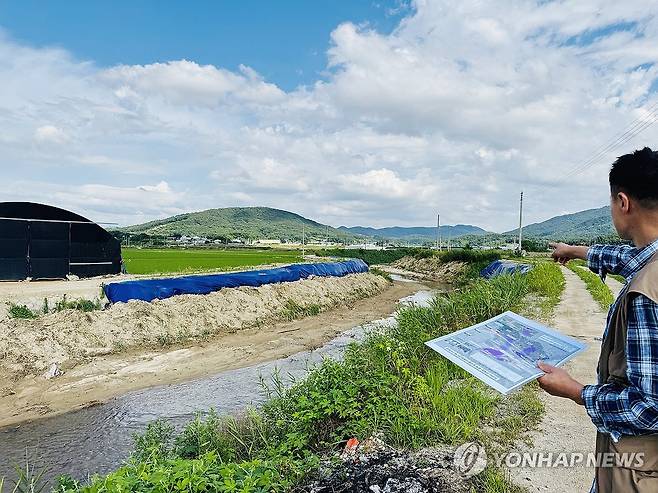 익산 외돈마을 제방 붕괴 복구 현장 (익산=연합뉴스) 김진방 기자 = 지난해 400㎜ 폭우로 제방이 붕괴된 전북 익산시 낭산면 산북천 상류 지역 복구공사 현장. 2025.6.20 chinakim@yna.co.kr