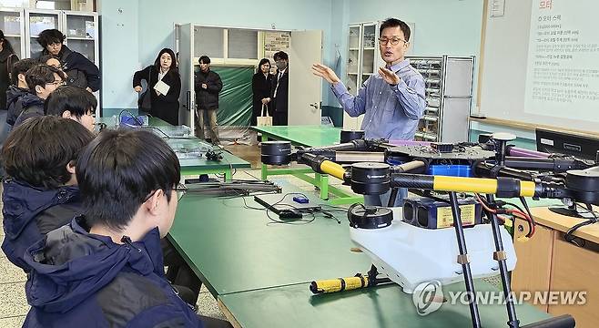 협약형 특성화고 한림공고 IT전자과 수업 모습 (제주=연합뉴스) 김호천 기자 = 협약형 특성화고인 제주 한림공고 IT전자과 3학년 수업 모습. 2025.3.18 khc@yna.co.kr