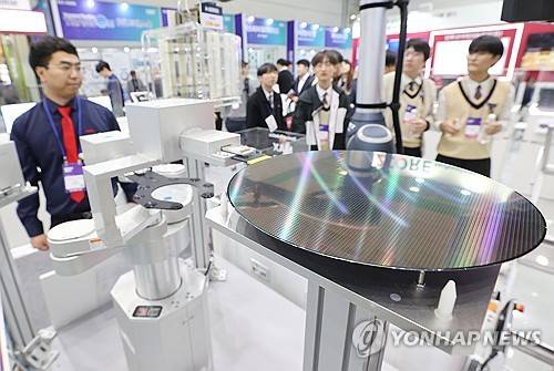 웨이퍼 클리닝 장비 시연 [연합뉴스 자료사진]